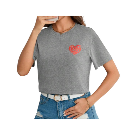 Camiseta Gris Casual con Estampado de Corazón ❤️✨