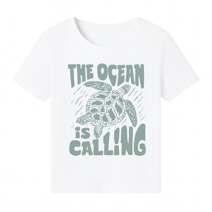 🐢 Camiseta Infantil – “The Ocean Is Calling