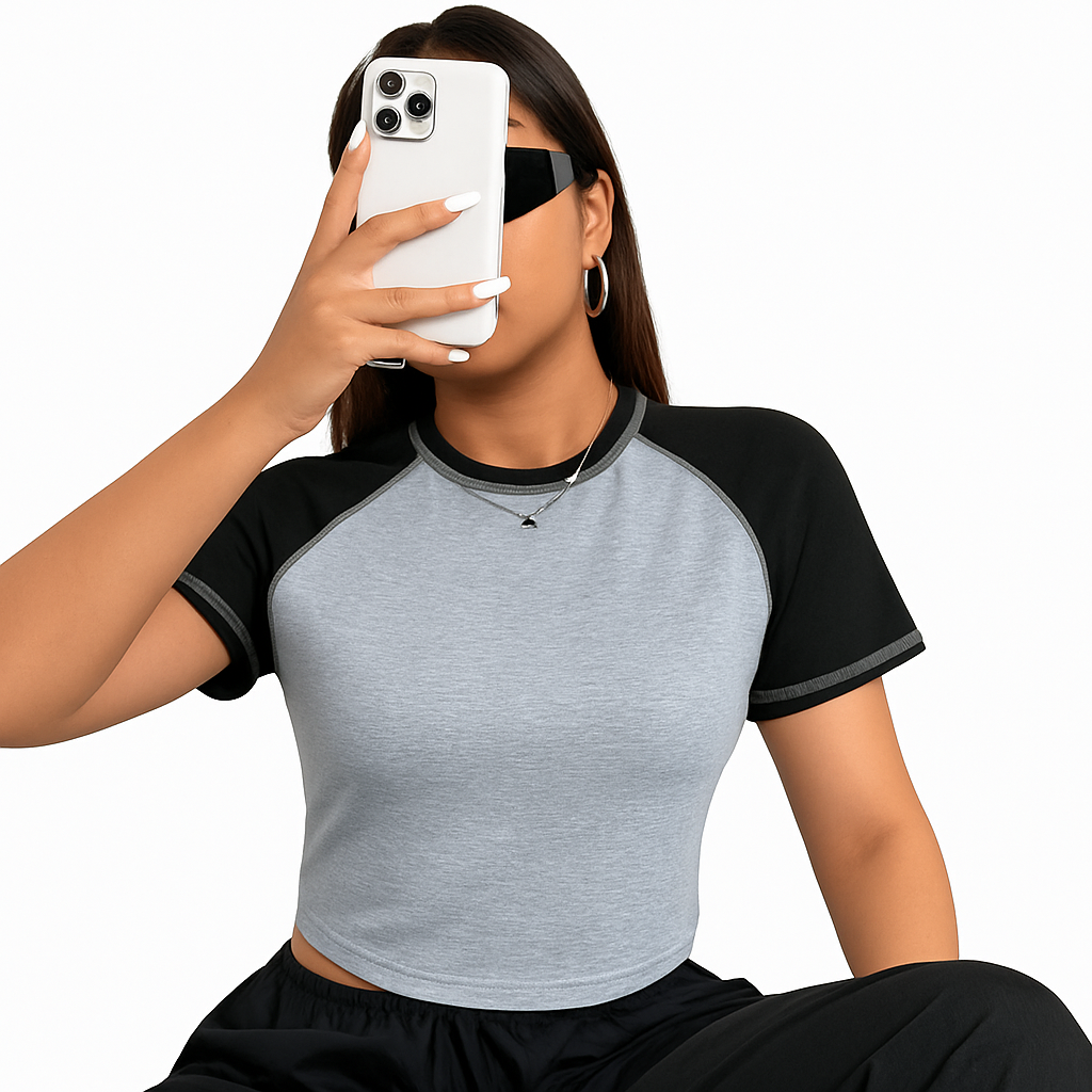 ⚫ Camiseta Crop de Color Combinado con Manga Raglán