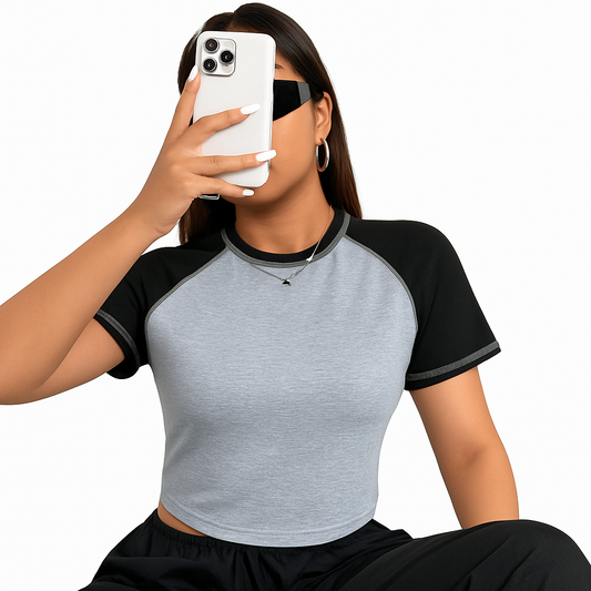 ⚫ Camiseta Crop de Color Combinado con Manga Raglán