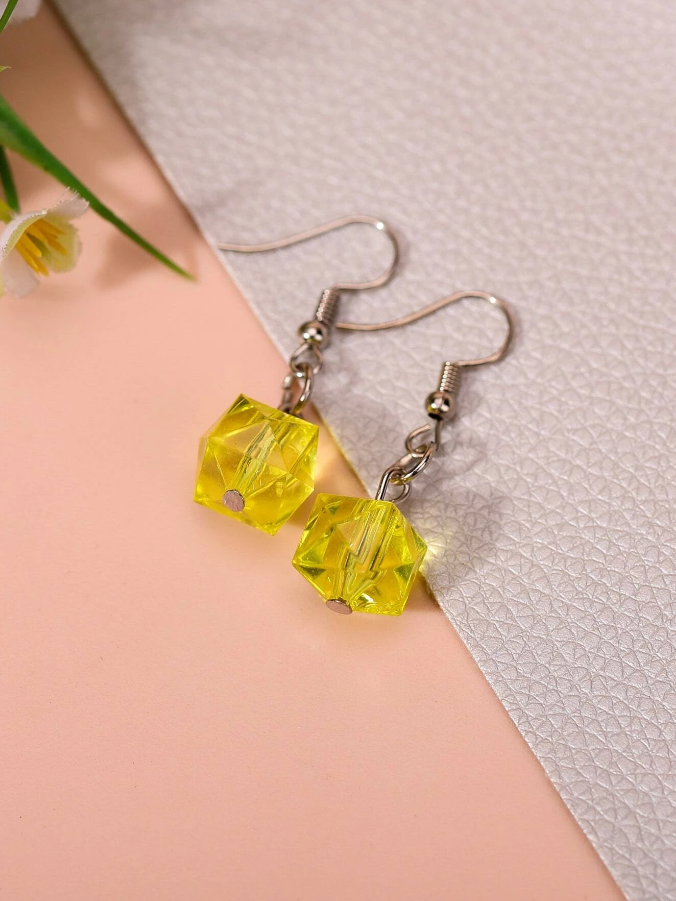 Pendientes con Dije Geométrico Amarillo