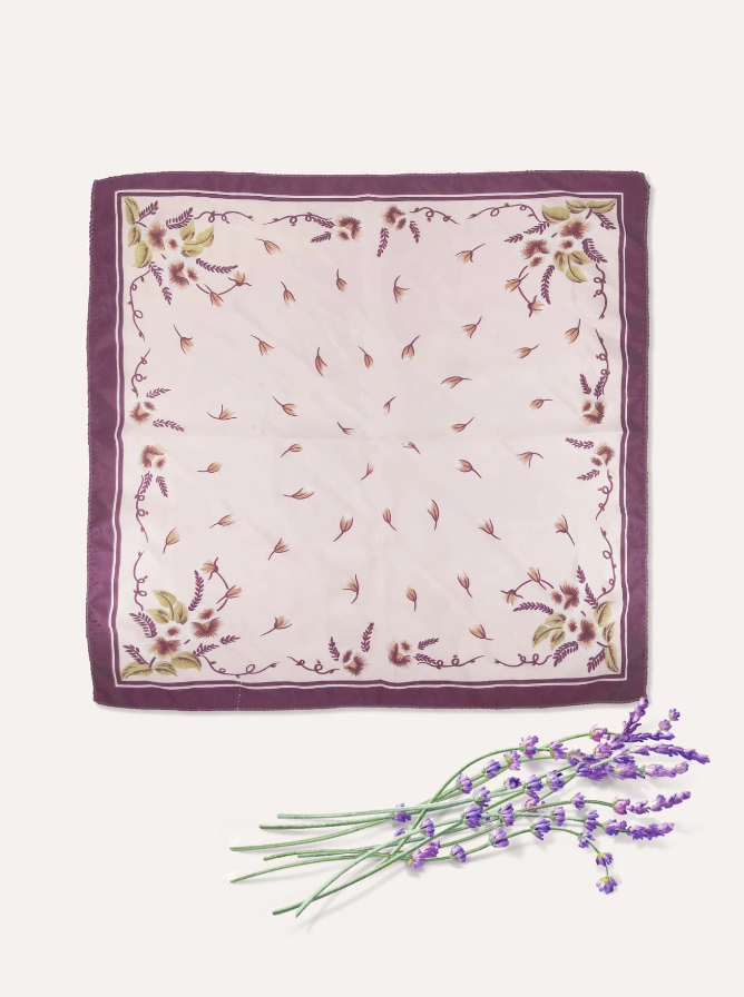 🌿 Pañuelo Seda – Diseño Botánico & Estilo Romántico