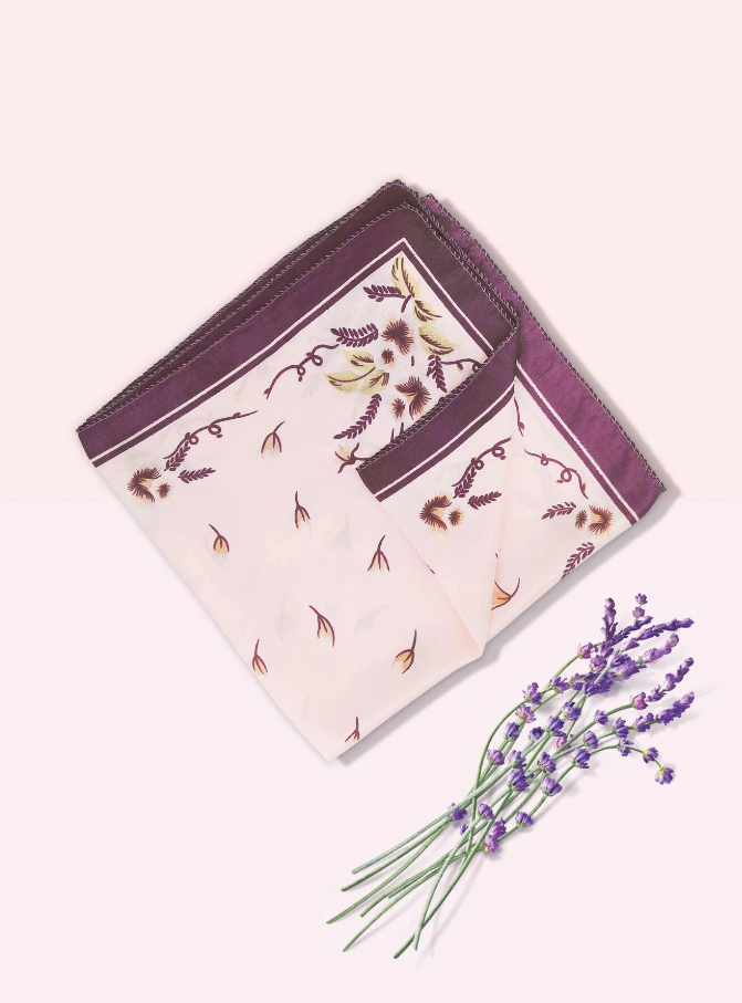 🌿 Pañuelo Seda – Diseño Botánico & Estilo Romántico