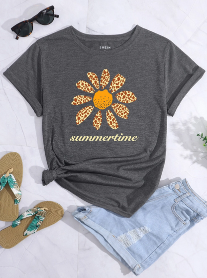 Camiseta Gris Oscuro con Estampado Floral y Letras