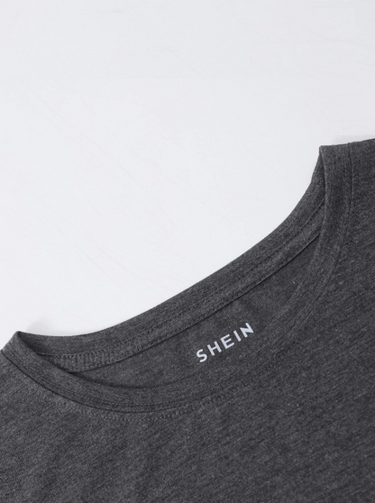 Camiseta Gris Oscuro con Estampado Floral y Letras