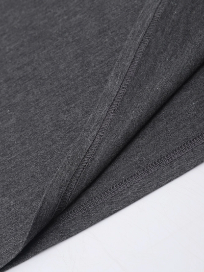 Camiseta Gris Oscuro con Estampado Floral y Letras