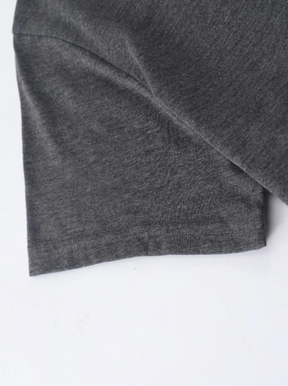 Camiseta Gris Oscuro con Estampado Floral y Letras