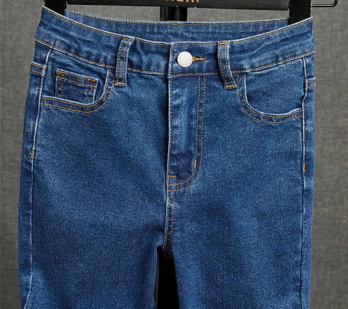 Jeans Ajustados con Detalles Rasgados