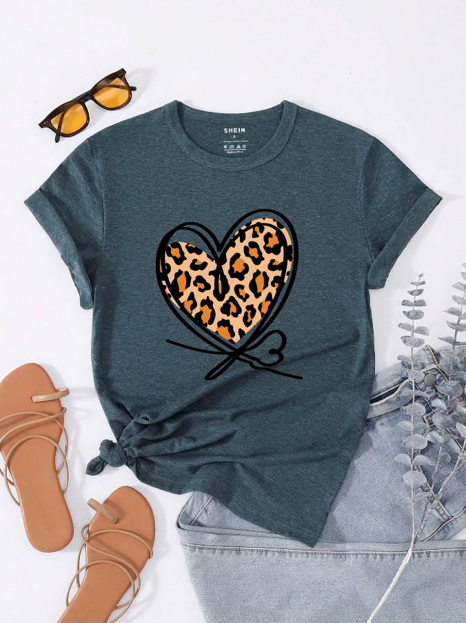 Camiseta con Estampado de Corazón y Leopardo
