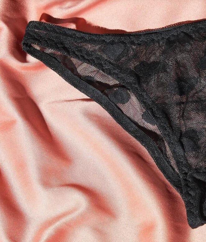 Conjunto Sexy con Transparencias y Estampado de Corazones