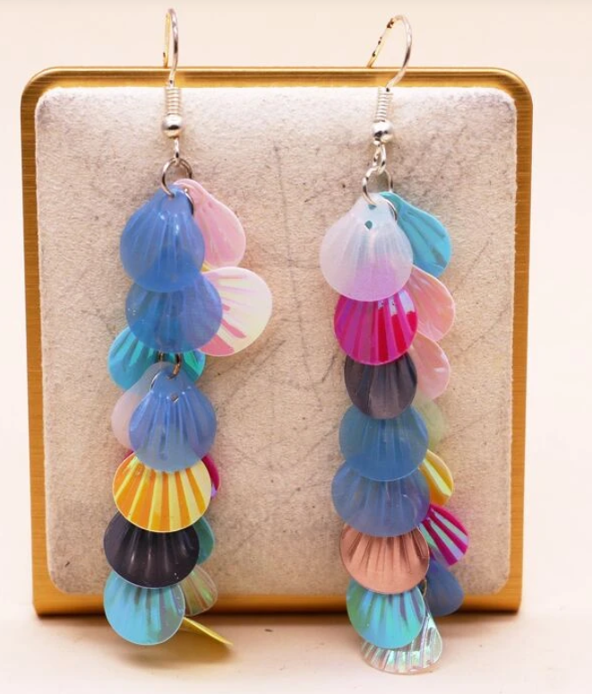 Pendientes Largos Multicolor con Detalle de Conchas