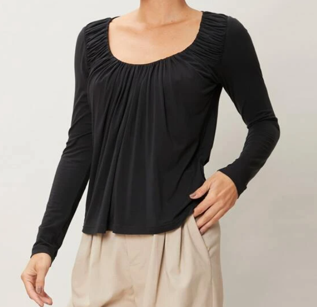 Blusa Negra con Fruncido