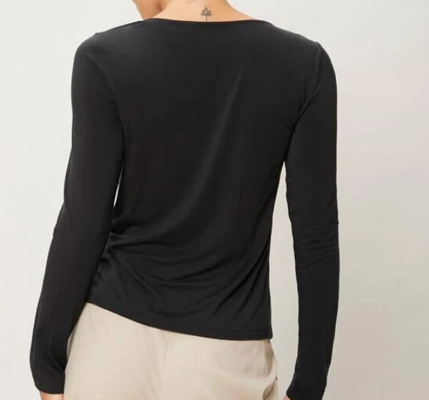 Blusa Negra con Fruncido