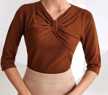Blusa Marrón con Detalle de Anilla
