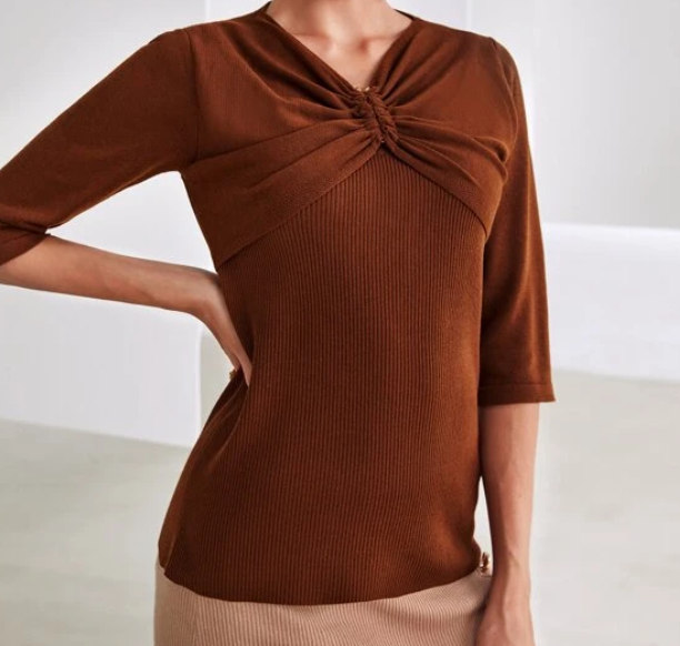 Blusa Marrón con Detalle de Anilla