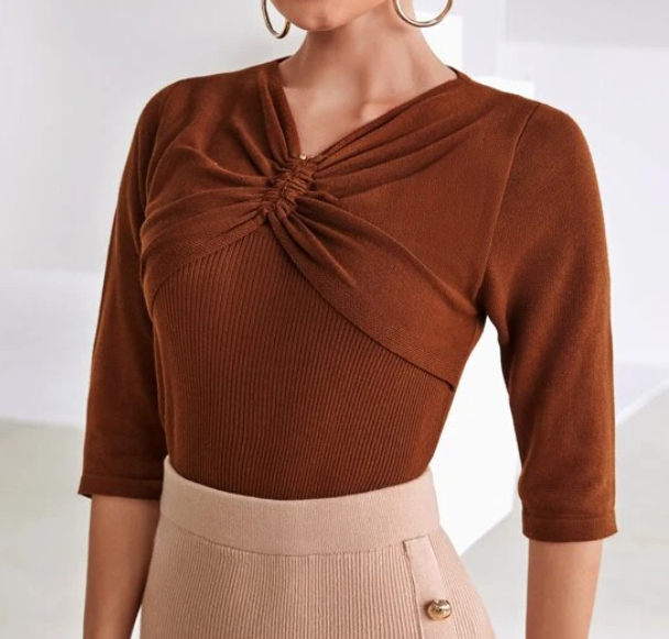 Blusa Marrón con Detalle de Anilla