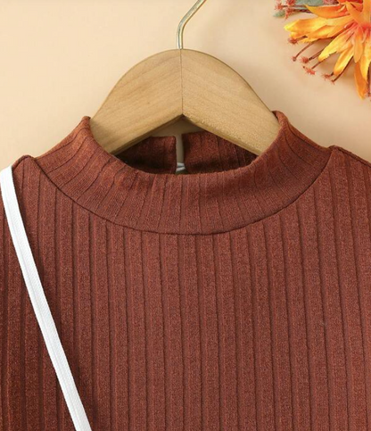 Vestido Corto de Tela Tricotada con Cuello Alzado