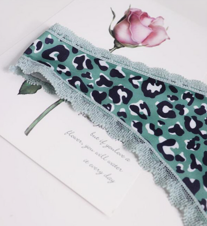Tanga Multicolor con Detalles de Encaje y Diseño Dulce