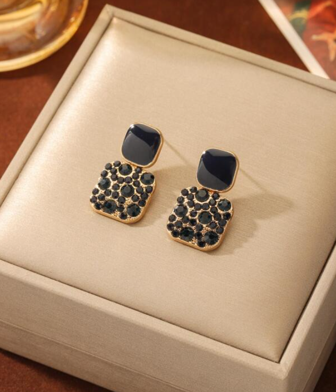 Pendientes Elegantes con Detalles Negros