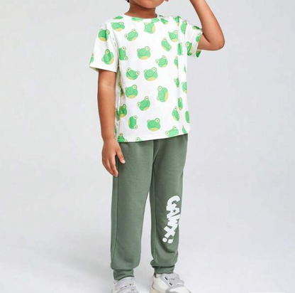 Conjunto Casual para Niño: Camiseta con Estampado de Ranas y Pantalón Deportivo 🐸✨