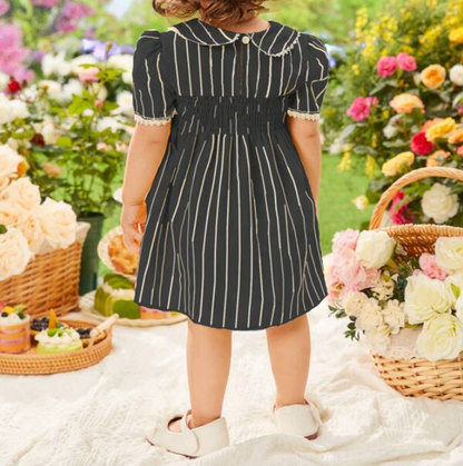 Vestido de Niña con Volante y Fruncido en Color Negro