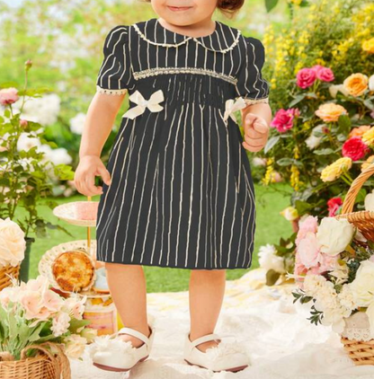 Vestido de Niña con Volante y Fruncido en Color Negro