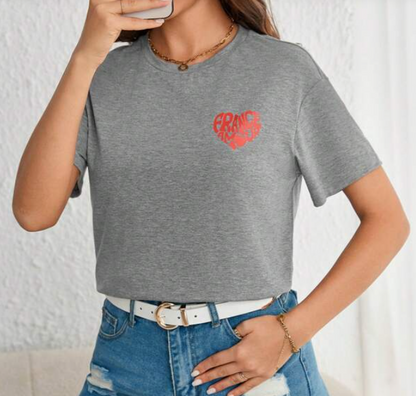 Camiseta Gris Casual con Estampado de Corazón ❤️✨