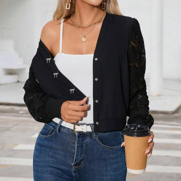 Chaleco Negro con Detalles en Encaje y Botones Decorativos 🖤✨