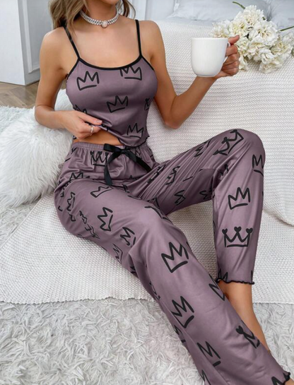 👑 Pijama de Satén Morado con Estampado de Coronas – 2 Piezas