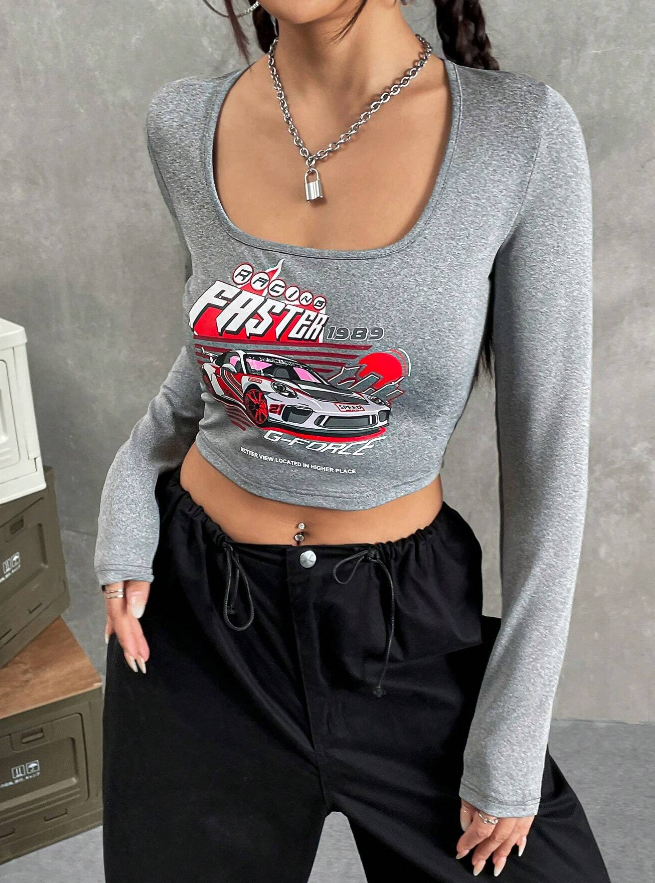 🚗 Camiseta Crop con Estampado de Coche y Slogan