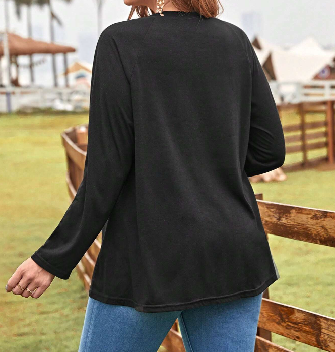 🖤 Camiseta con Diseño de Botón y Manga Raglán