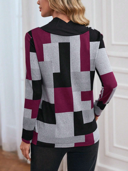 🟥 Camiseta con Estampado Geométrico y Diseño de Botón