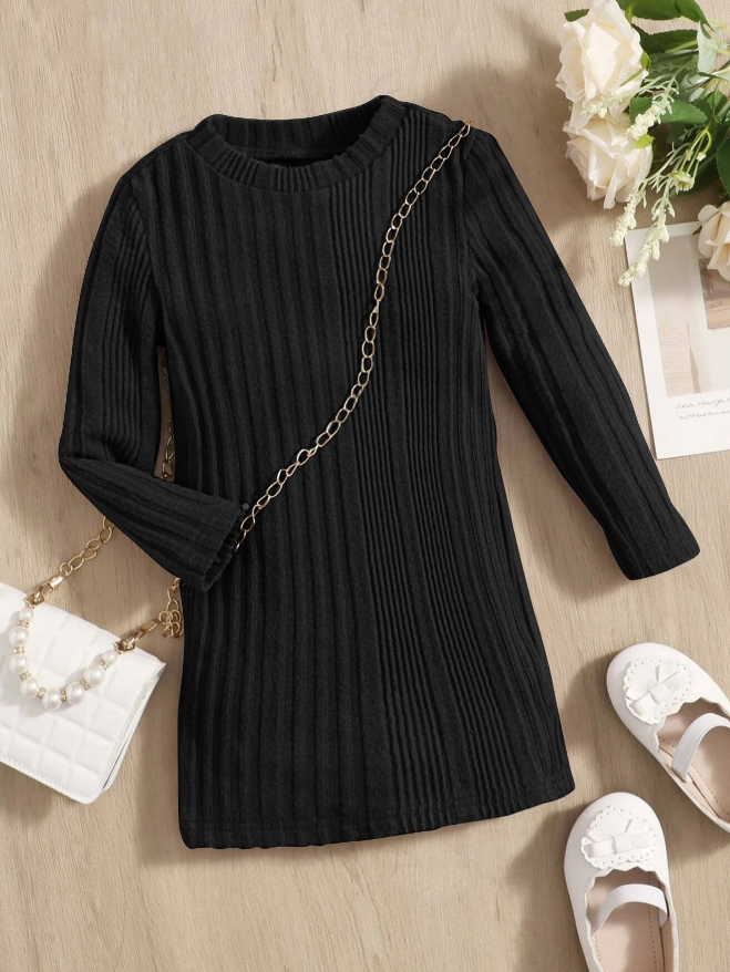 Vestido Negro con Cadena Decorativa y Tejido Elástico