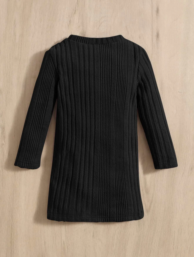 Vestido Negro con Cadena Decorativa y Tejido Elástico