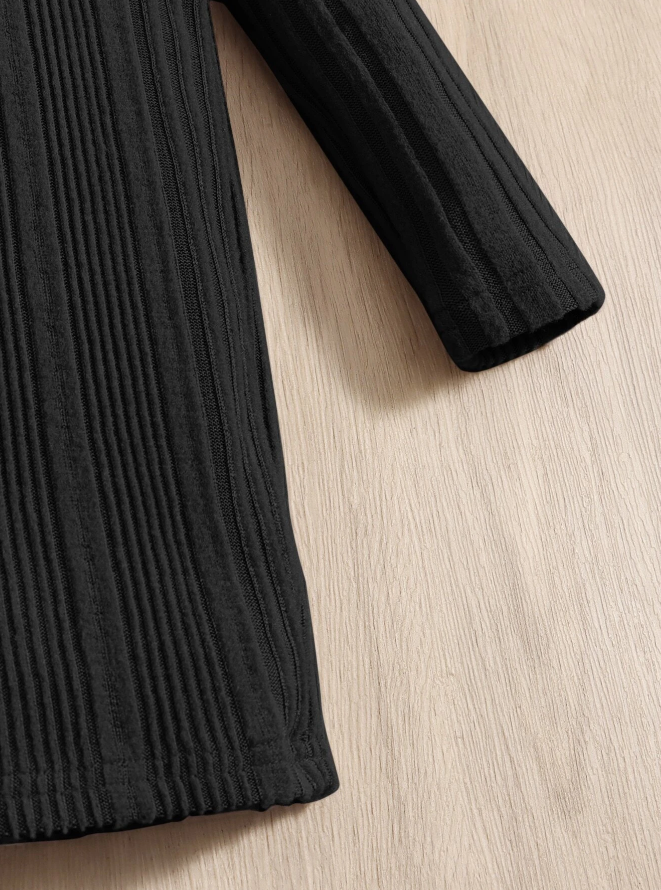 Vestido Negro con Cadena Decorativa y Tejido Elástico