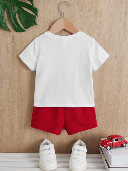 Set de Camiseta y Shorts Deportivos para Chicos - Diseño de Coche Rojo