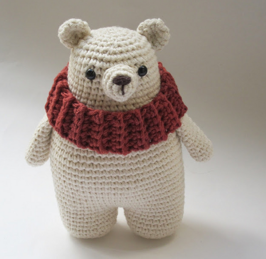 🐻 Osito Polar con Cuello – Amigurumi Invierno Hecho a Mano