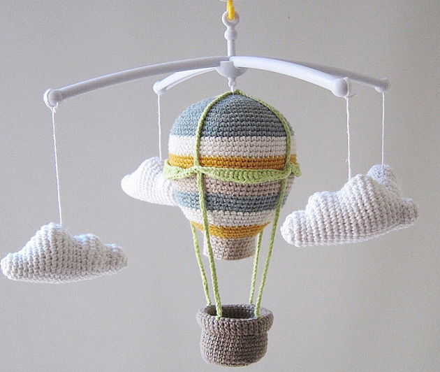 🎈☁️ Móvil Globo Aerostático con Nubes – Amigurumi Decorativo Hecho a Mano