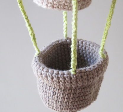 🎈☁️ Móvil Globo Aerostático con Nubes – Amigurumi Decorativo Hecho a Mano