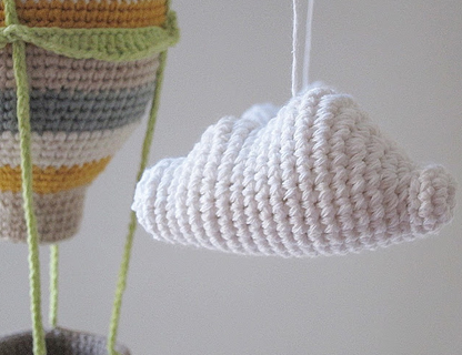 🎈☁️ Móvil Globo Aerostático con Nubes – Amigurumi Decorativo Hecho a Mano