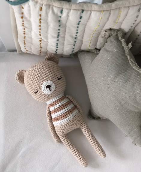 🧸💤 Osito Rayas Neutras – Amigurumi Hecho a Mano