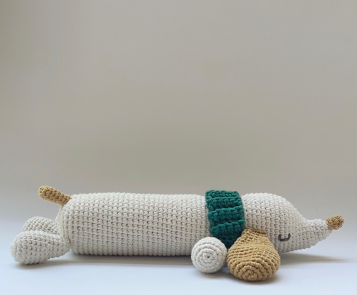 🐶💚 Perrito Salchicha con Cuello Verde – Amigurumi Hecho a Mano