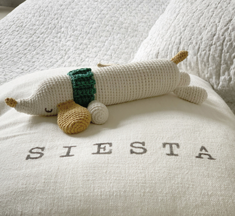 🐶💚 Perrito Salchicha con Cuello Verde – Amigurumi Hecho a Mano