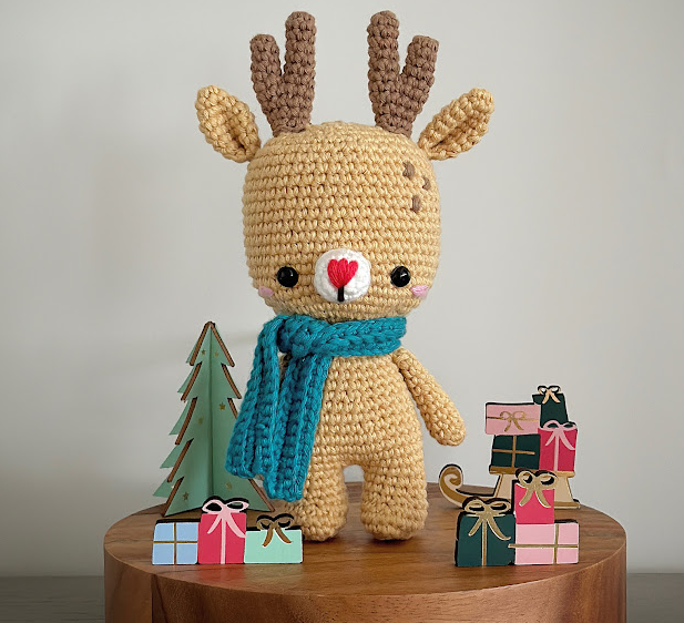 🦌 Reno Navideño con Bufanda Teal – Amigurumi Hecho a Mano