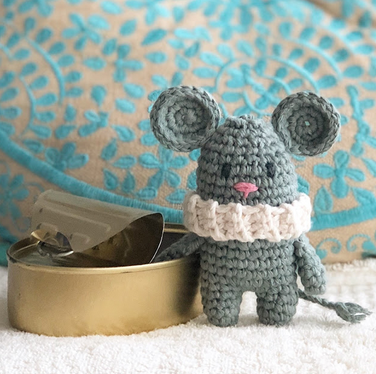 🐭 Ratón Azul con Cuello Rizado – Amigurumi Hecho a Mano