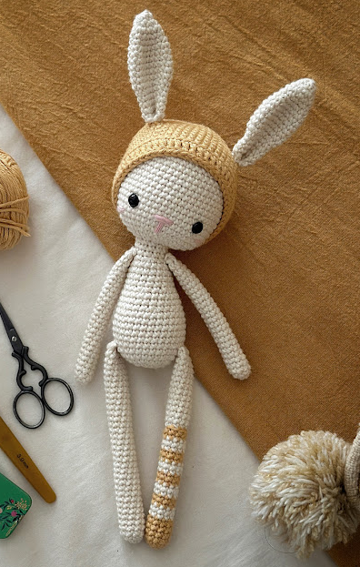 🐰 Conejito con Gorro Mostaza – Amigurumi Hecho a Mano