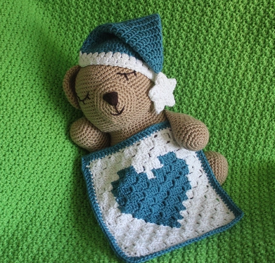 🧸 Osito Dormilón con Manta de Corazón – Amigurumi Hecho a Mano
