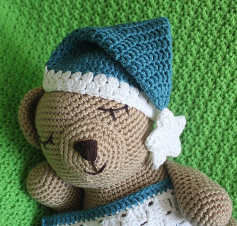 🧸 Osito Dormilón con Manta de Corazón – Amigurumi Hecho a Mano