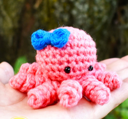 🐙 Pulpo Rosa con Lazo Azul – Amigurumi Hecho a Mano