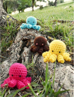 🐙 Pulpo Rosa con Lazo Azul – Amigurumi Hecho a Mano